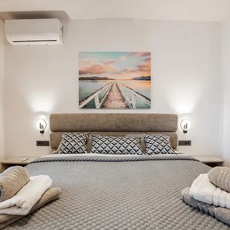 Bonaca - Entire Private Beachfront Vila Marusici (Split-Dalmatia)